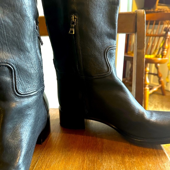 PRADA Leather Riding Boots (Black) with a Partial side
Zipper closure. - Picture 3 of 8